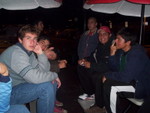 esperando en el Lider,, algunos kon una karita de entretencion y otros puro payaseando